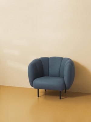 Стильное кресло для отдыха Warm Nordic Cape в светлом интерьере
