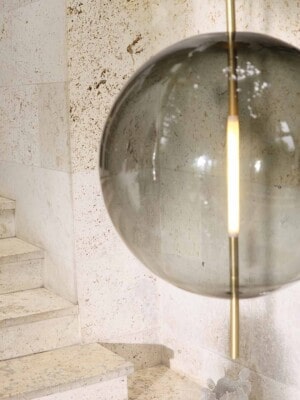 Стеклянный подвесной светильник Pholc Kandinsky в светлом интерьере