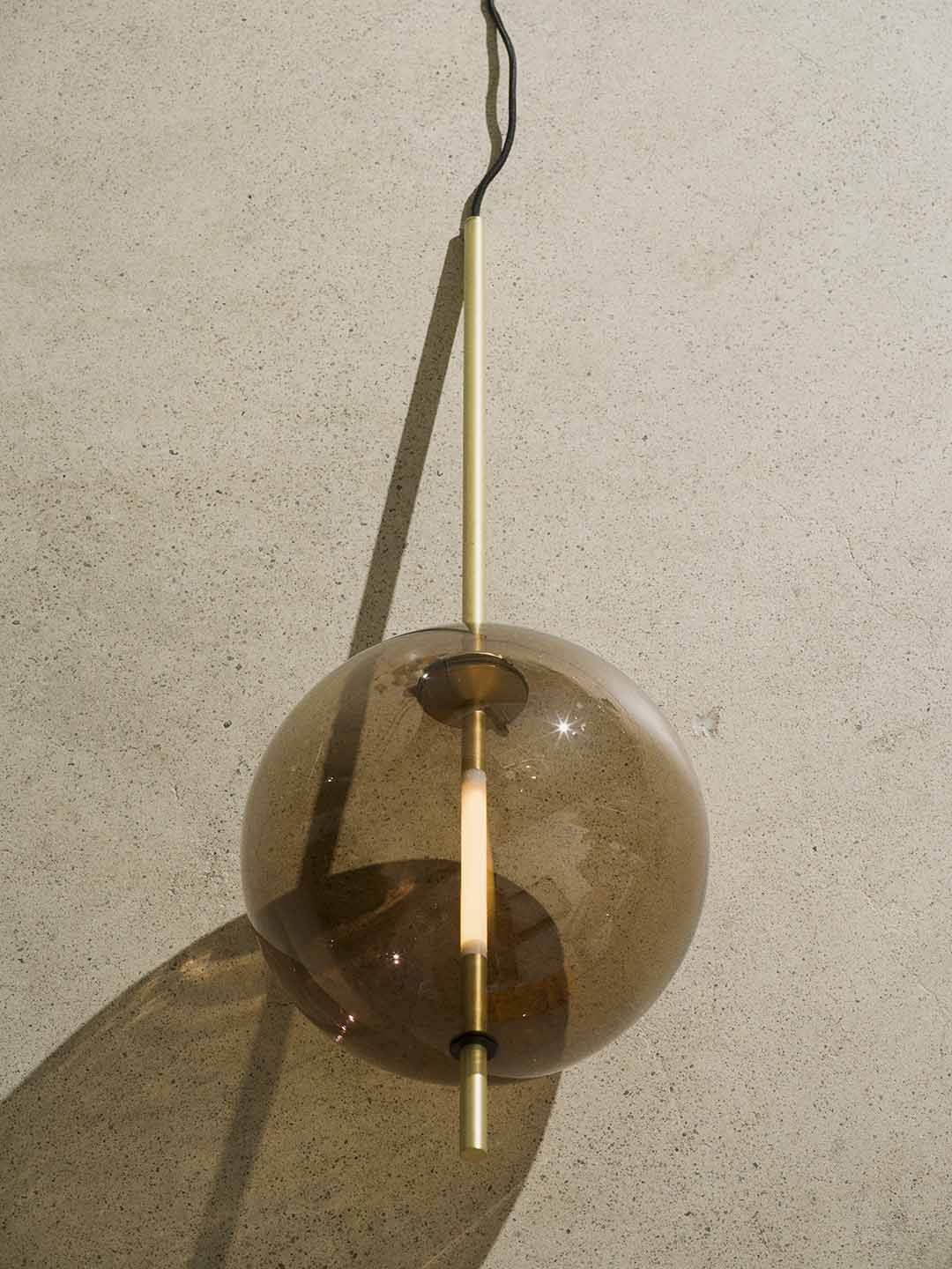 Стильный подвесной светильник Pholc Kandinsky в светлом помещении