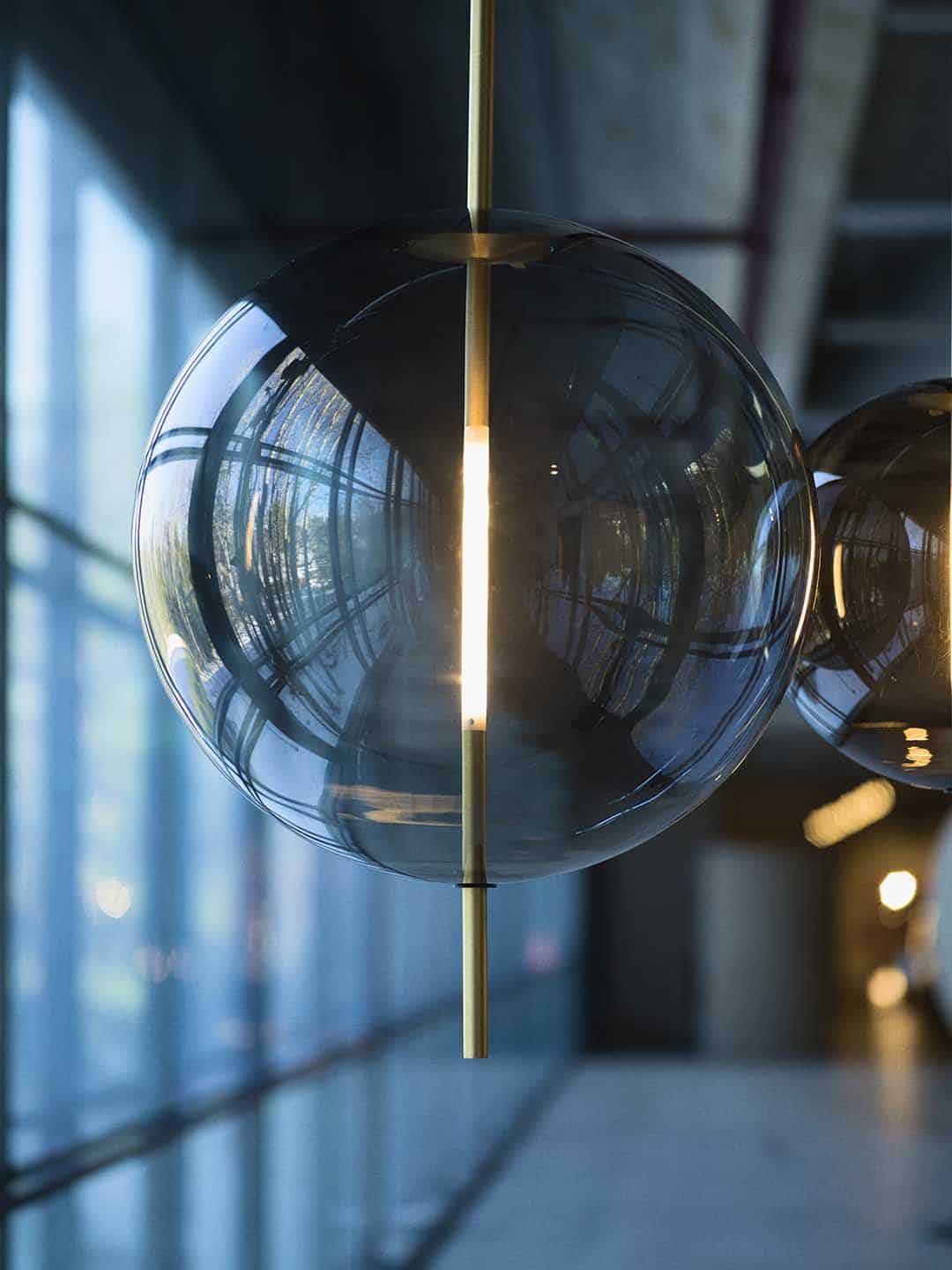 Классический подвесной светильник Pholc Kandinsky в сером помещении