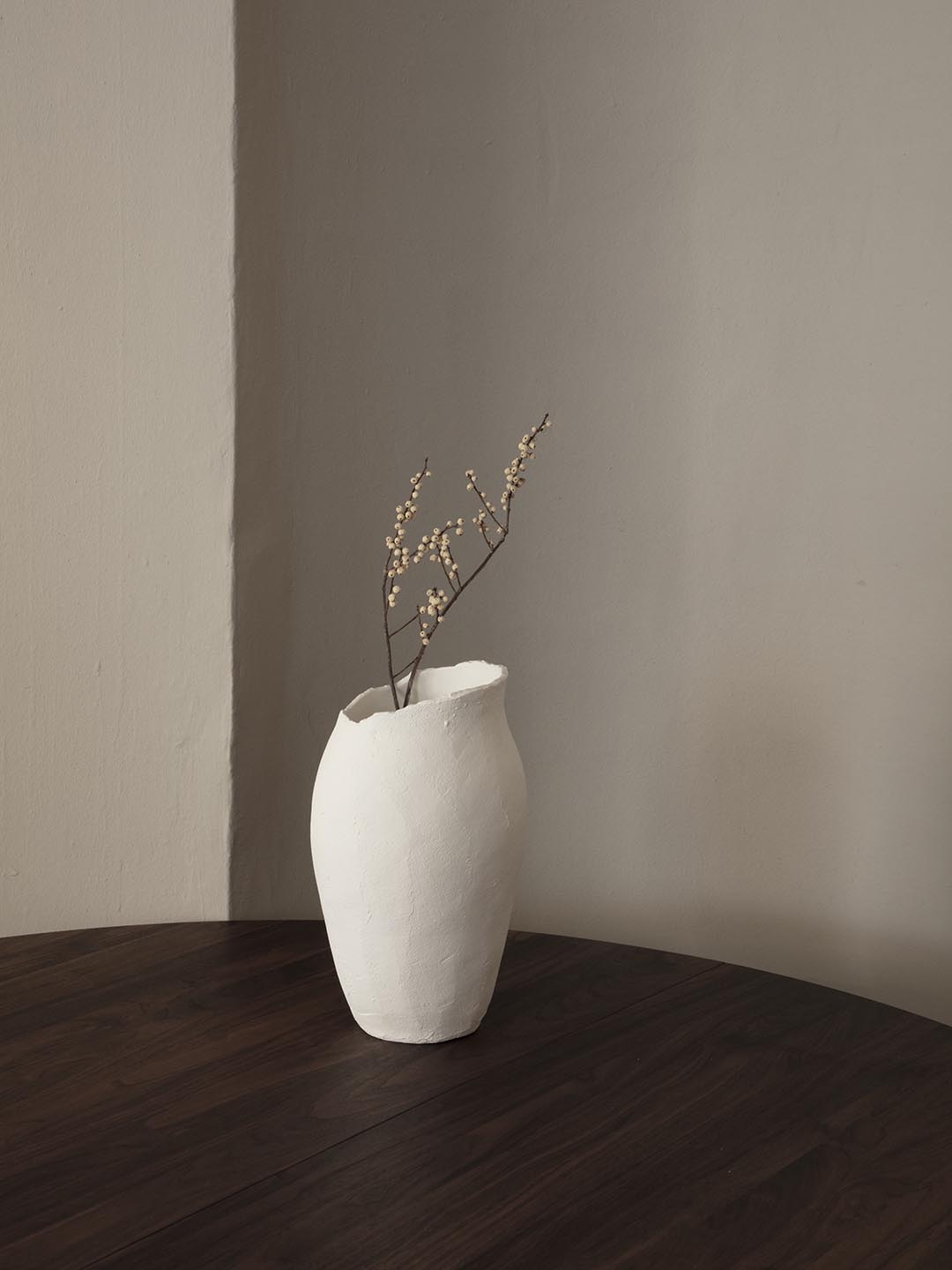 Красивая ваза Sibast Magnolia в светлом интерьере