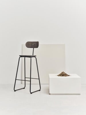 Полубарный стул Mater Earth в скандинавском стиле в светлом интерьере