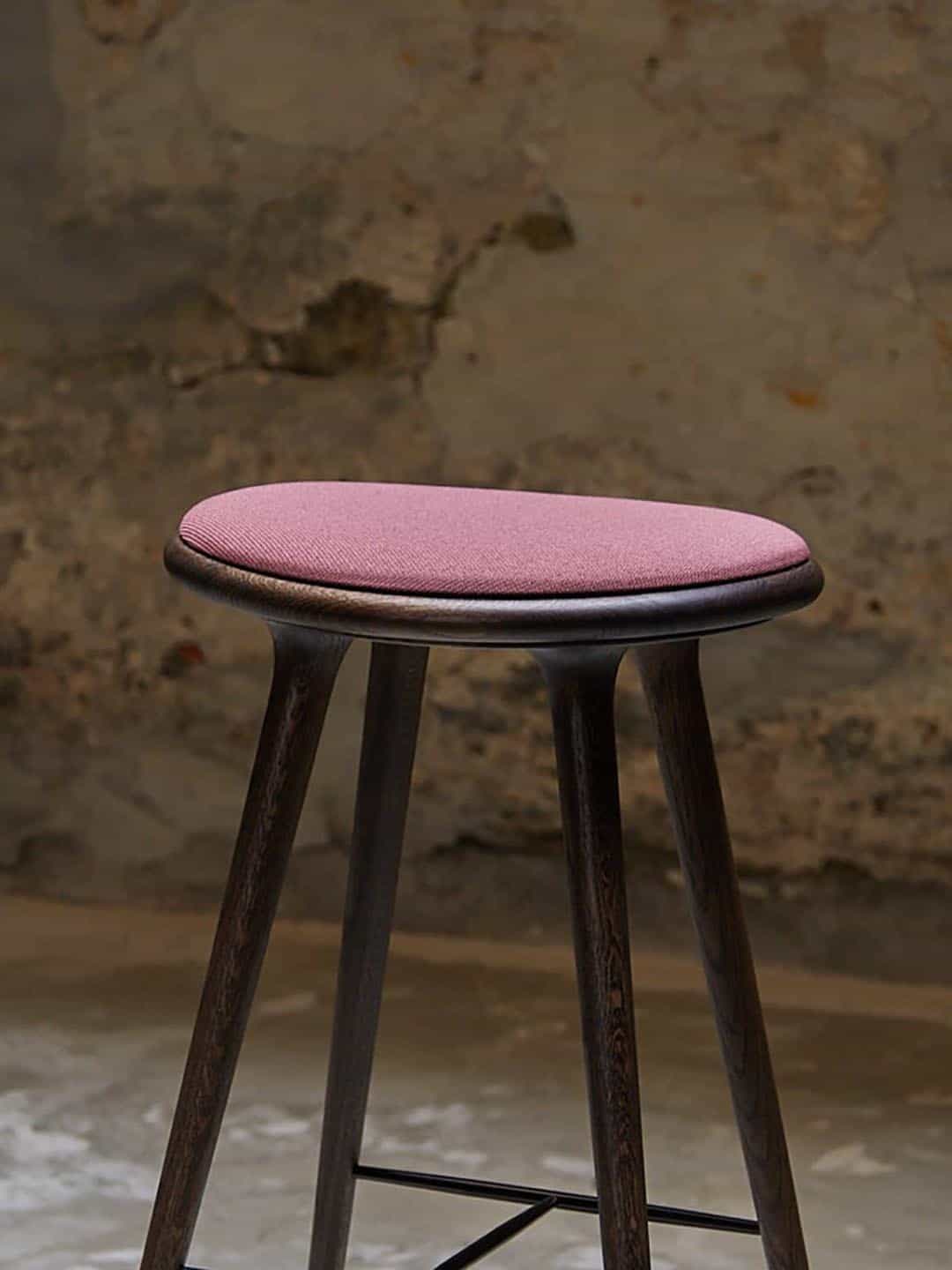 Красивый полубарный стул Mater High - ткань в минималистичном интерьере