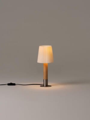 Элегантная настольная лампа Santa Cole Basica Minima в современном интерьере