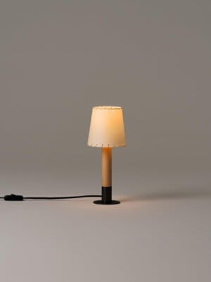 Классическая настольная лампа Santa Cole Basica Minima в сером интерьере