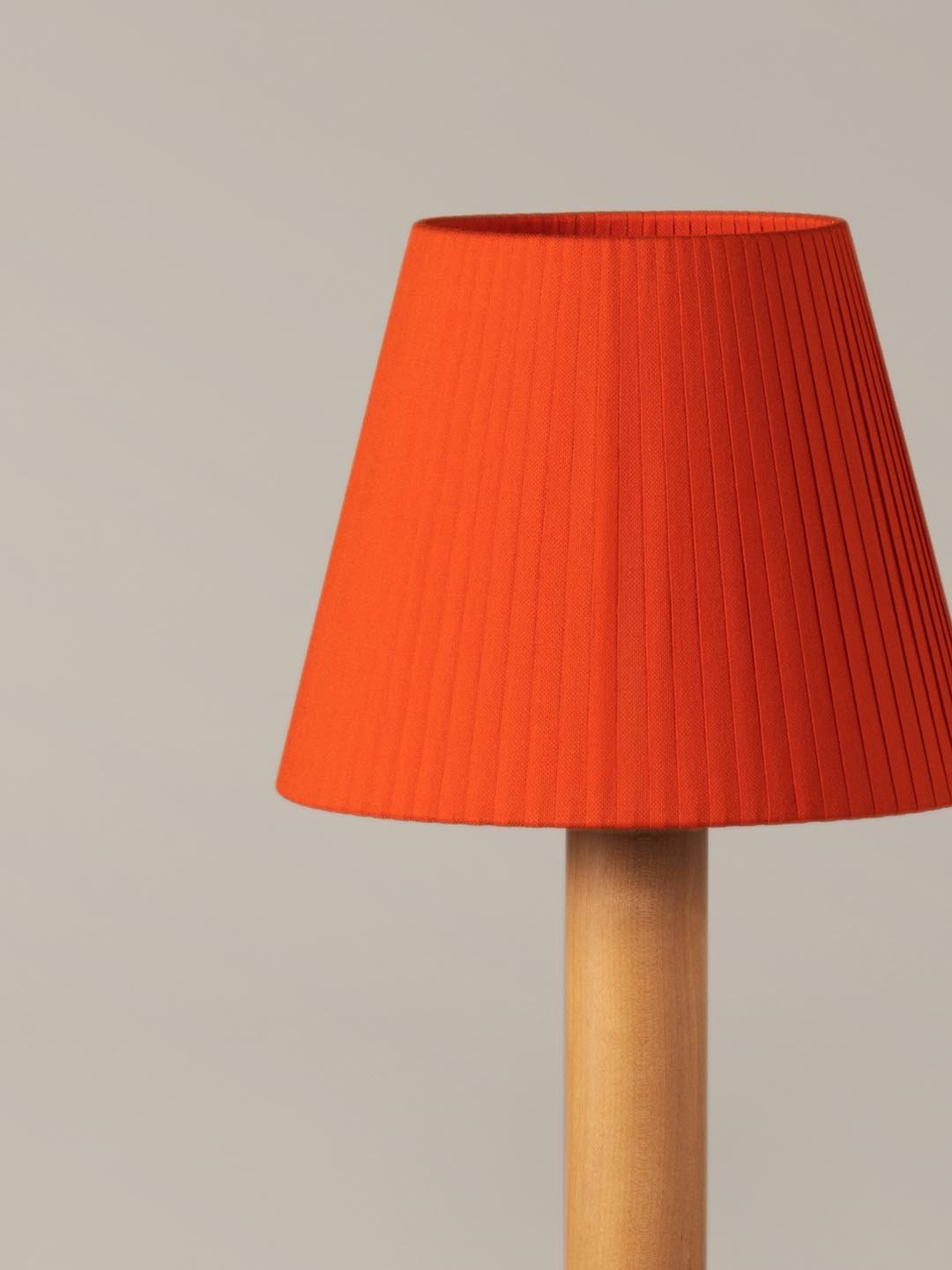 Дизайнерский настольная лампа Santa Cole Basica M1 в светлом интерьере