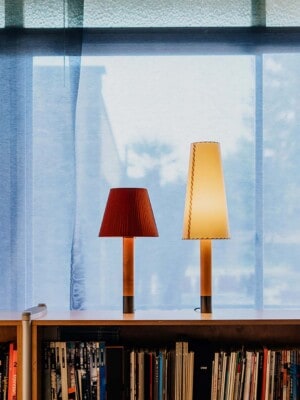 Элитный настольная лампа Santa Cole Basica M1 в стильном интерьере