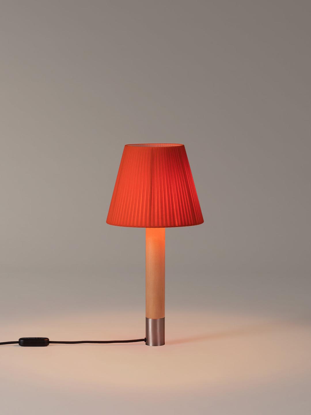 Красивый настольная лампа Santa Cole Basica M1 красного цвета