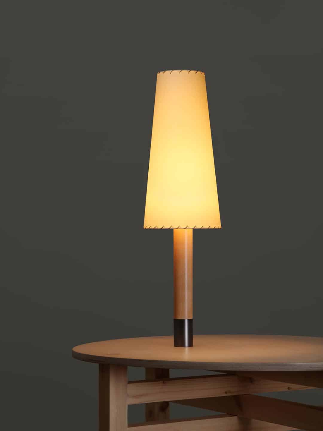 Современная настольная лампа Santa Cole Basica M2 в темном интерьере