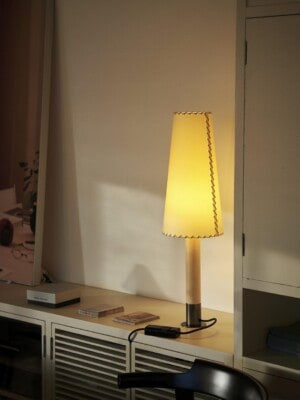 Элитная настольная лампа Santa Cole Basica M2 в современном интерьере