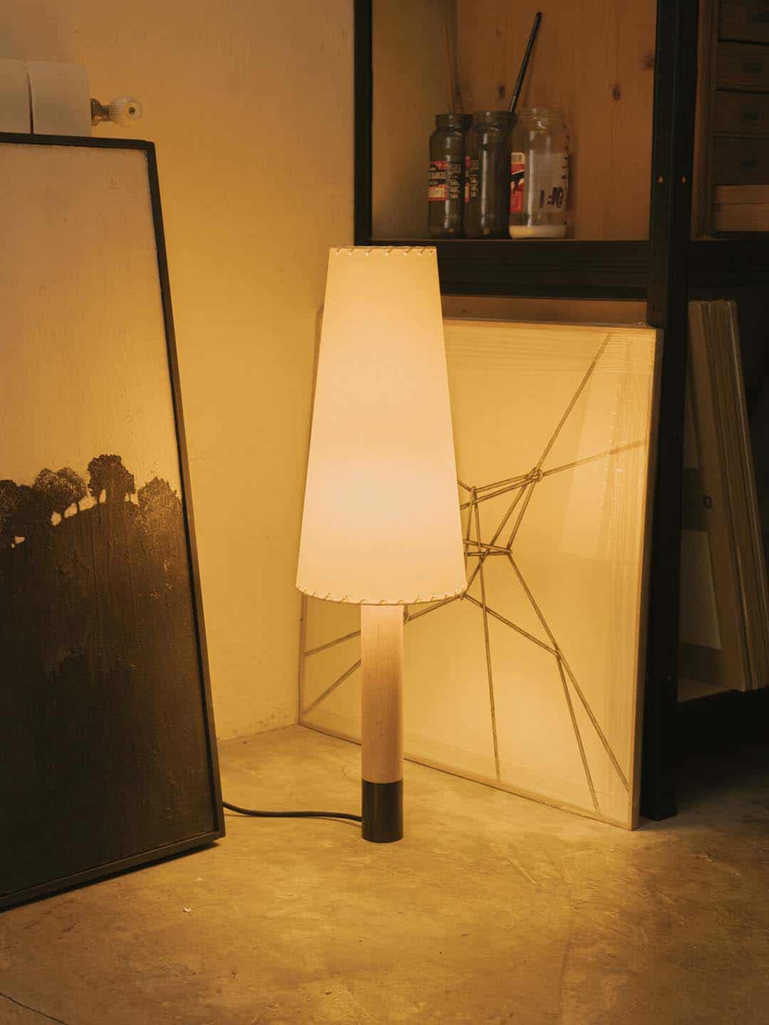 Красивая настольная лампа Santa Cole Basica M2 в стильном интерьере
