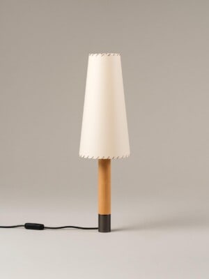 Стильная настольная лампа Santa Cole Basica M2 в светлом помещении