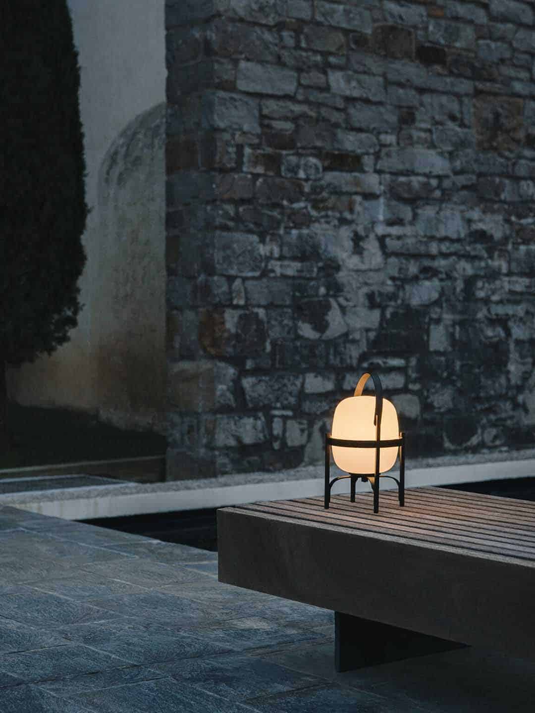 Премиальная настольная лампа Santa Cole Cestita Alubat в модном экстерьере