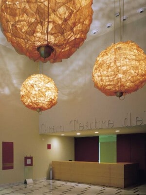 Оригинальный подвесной светильник Santa Cole Liceo в современном интерьере