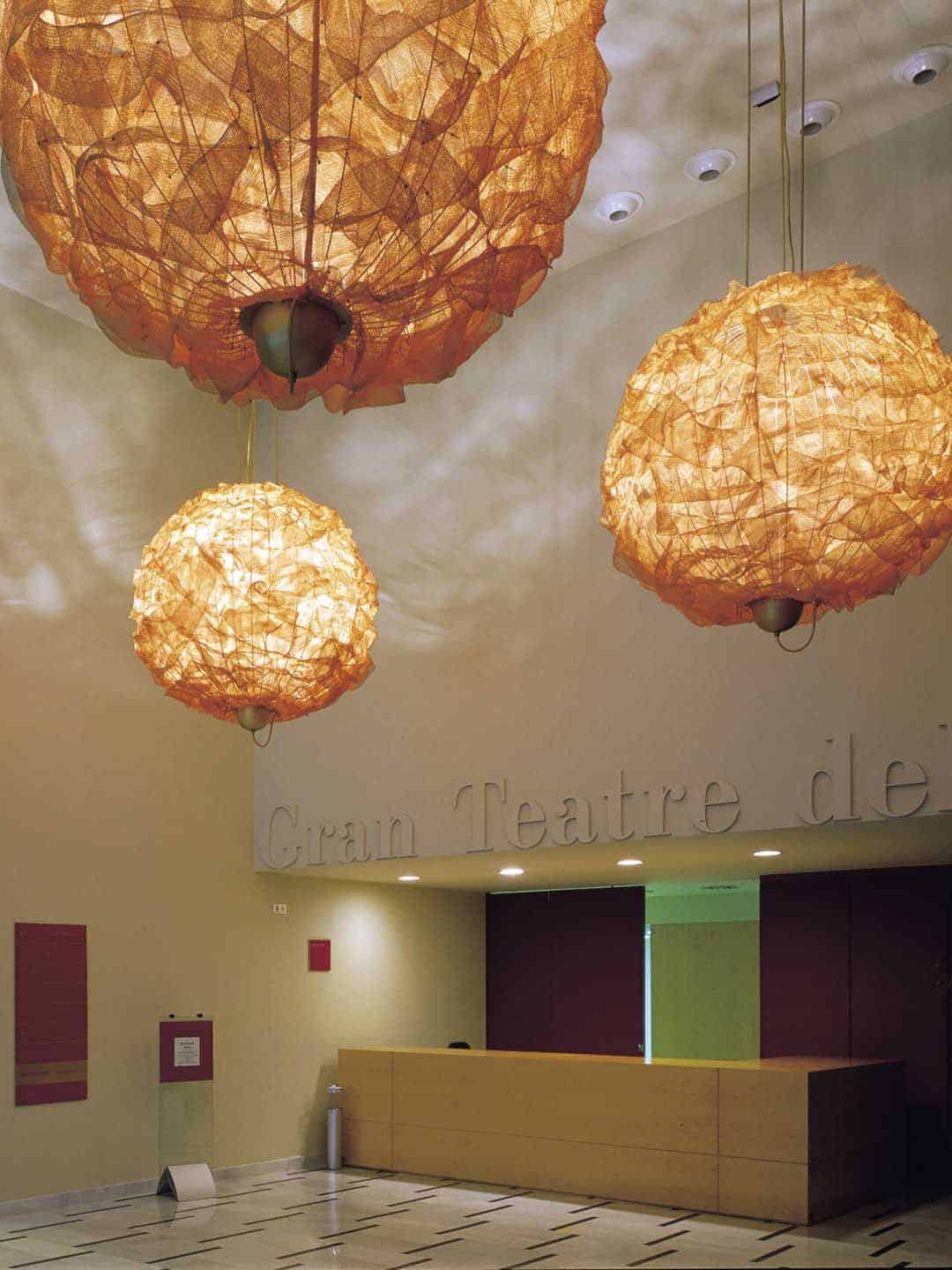 Оригинальный подвесной светильник Santa Cole Liceo в современном интерьере
