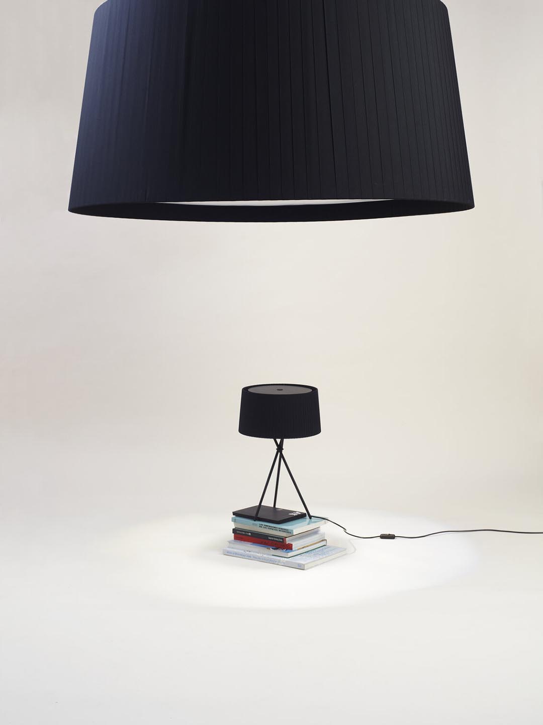 Классическая настольная лампа Santa Cole Tripode в минималистичном интерьере