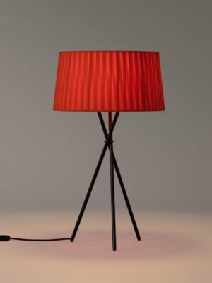 Красивая настольная лампа Santa Cole Tripode для дорогого интерьера