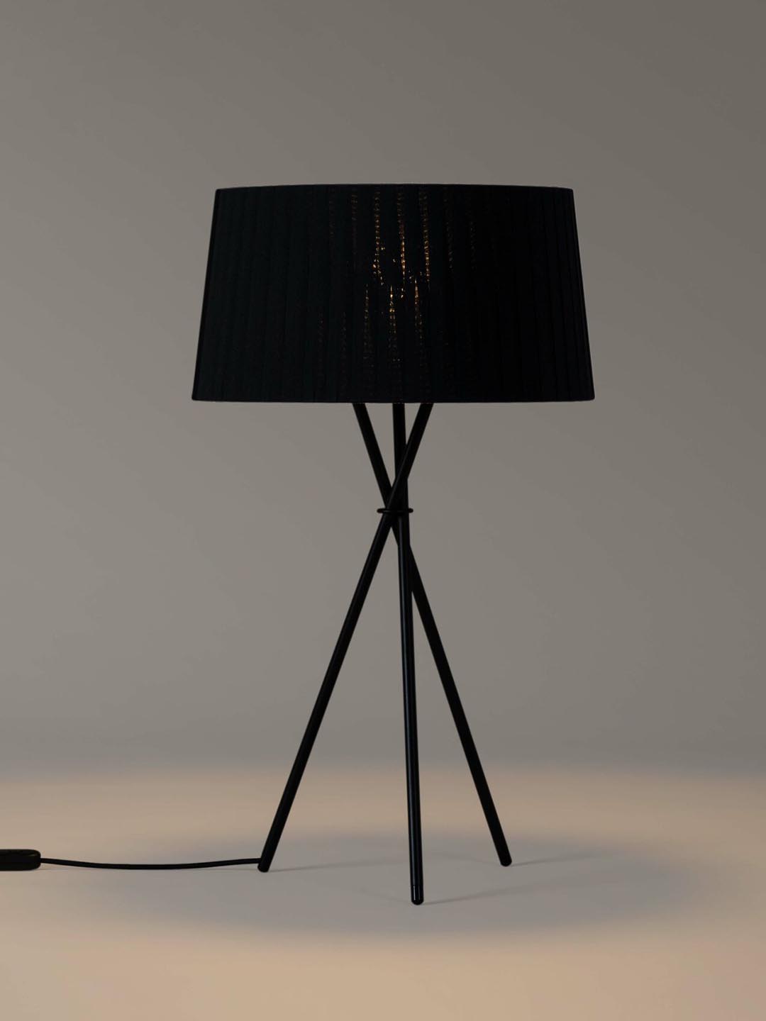 Стильная настольная лампа Santa Cole Tripode для дизайнерского интерьера