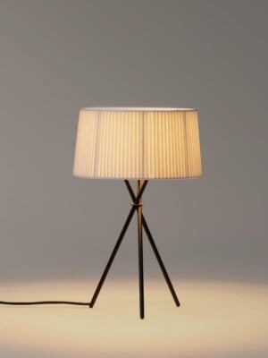 Современная настольная лампа Santa Cole Tripode для стильного интерьера