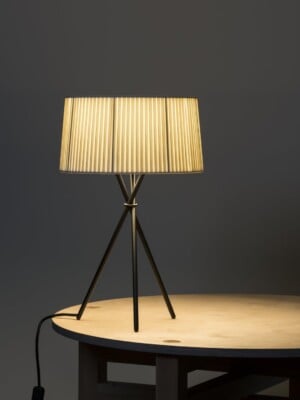 Минималистичная настольная лампа Santa Cole Tripode в классическом интерьере
