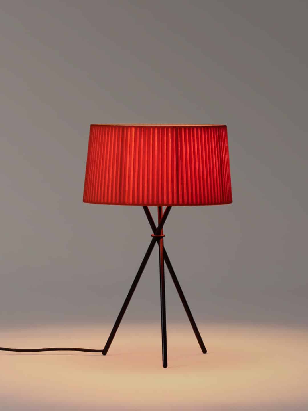 Стильная настольная лампа Santa Cole Tripode для красивого интерьера