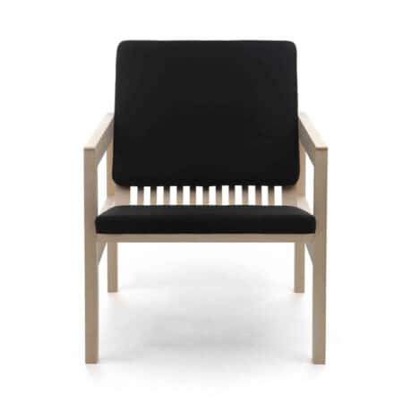 Красивое кресло Nikari Yka2* с обивкой черного цвета