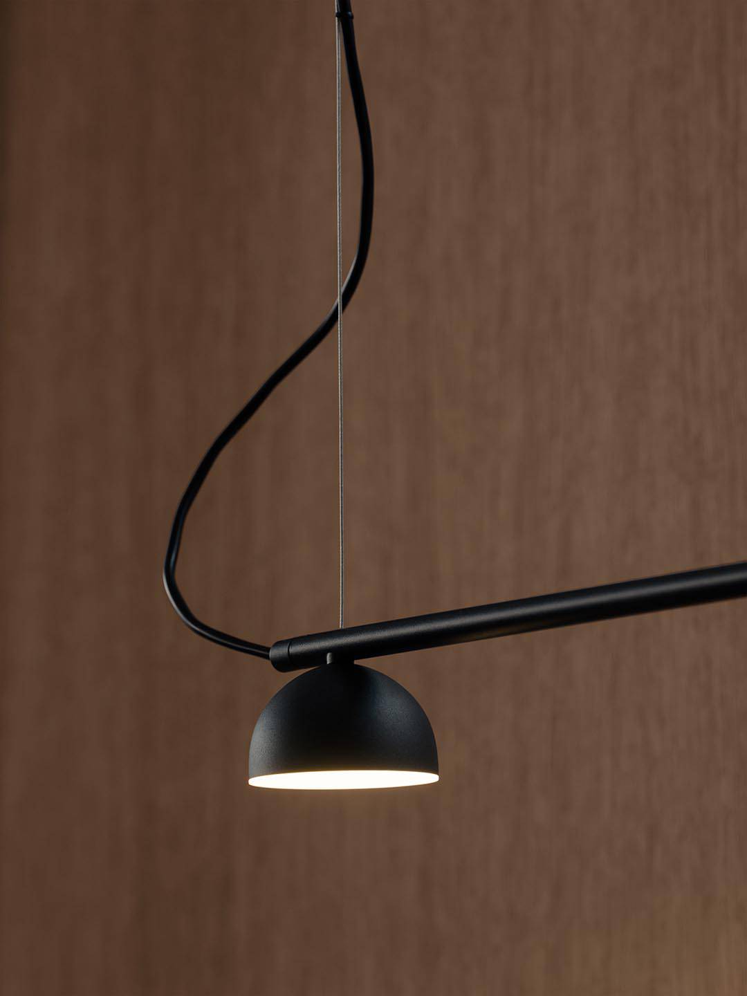 Металлический подвесной светильник Northern Blush Rail 3 черного цвета в светлом помещении