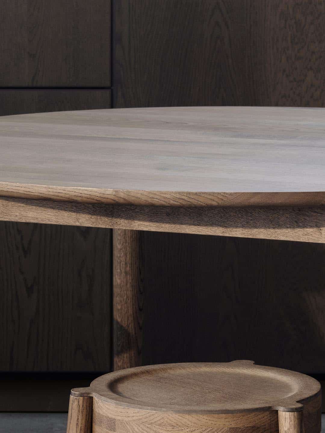 Премиум обеденный круглый стол Northern Expand 120 в стильном интерьере