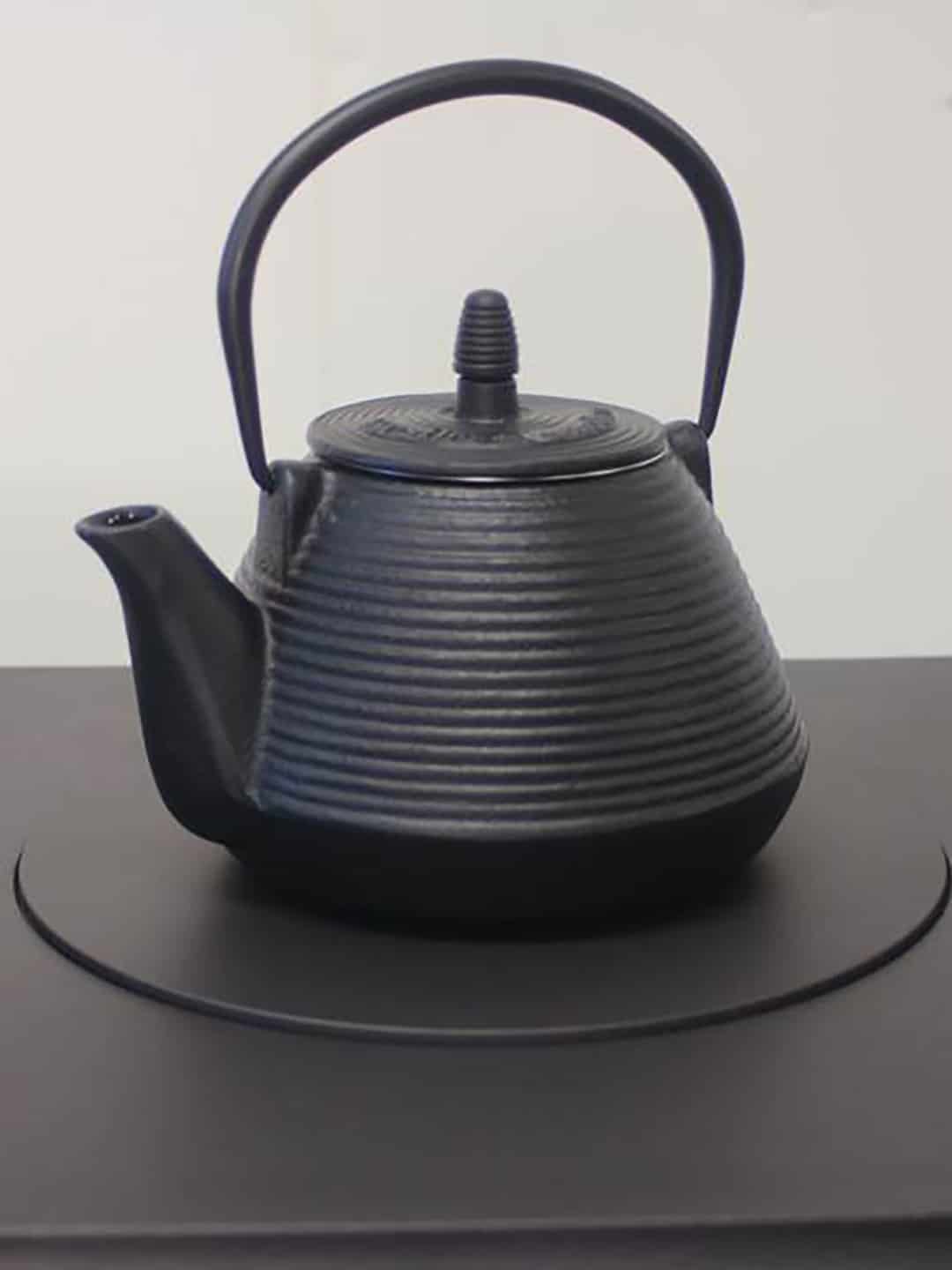 Чугунный чайник Westbo в скандинавском стиле в светлом помещении