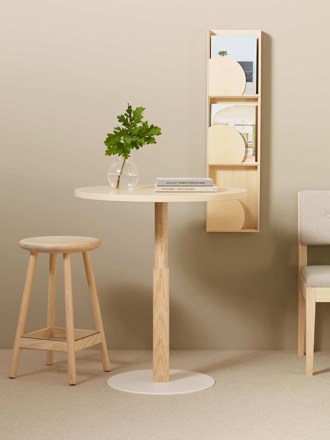 Практичный кофейный стол Karl Andersson Woodwork в светлом интерьере