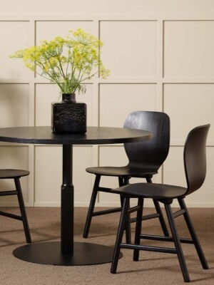 Минималистичный стул Karl Andersson Shell в красивом интерьере