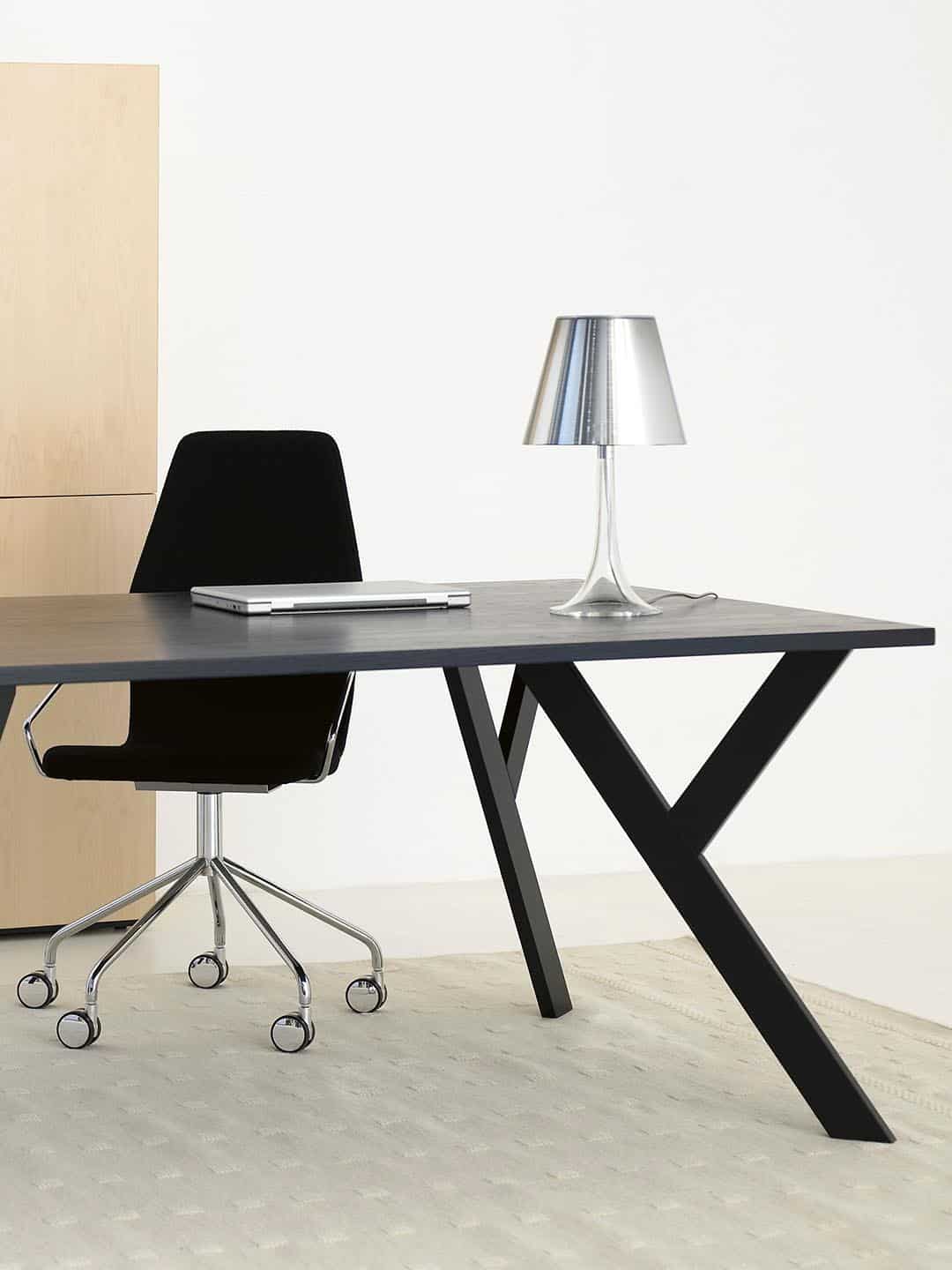 Красивый стол Karl Andersson Ypsilon в стильном интерьере