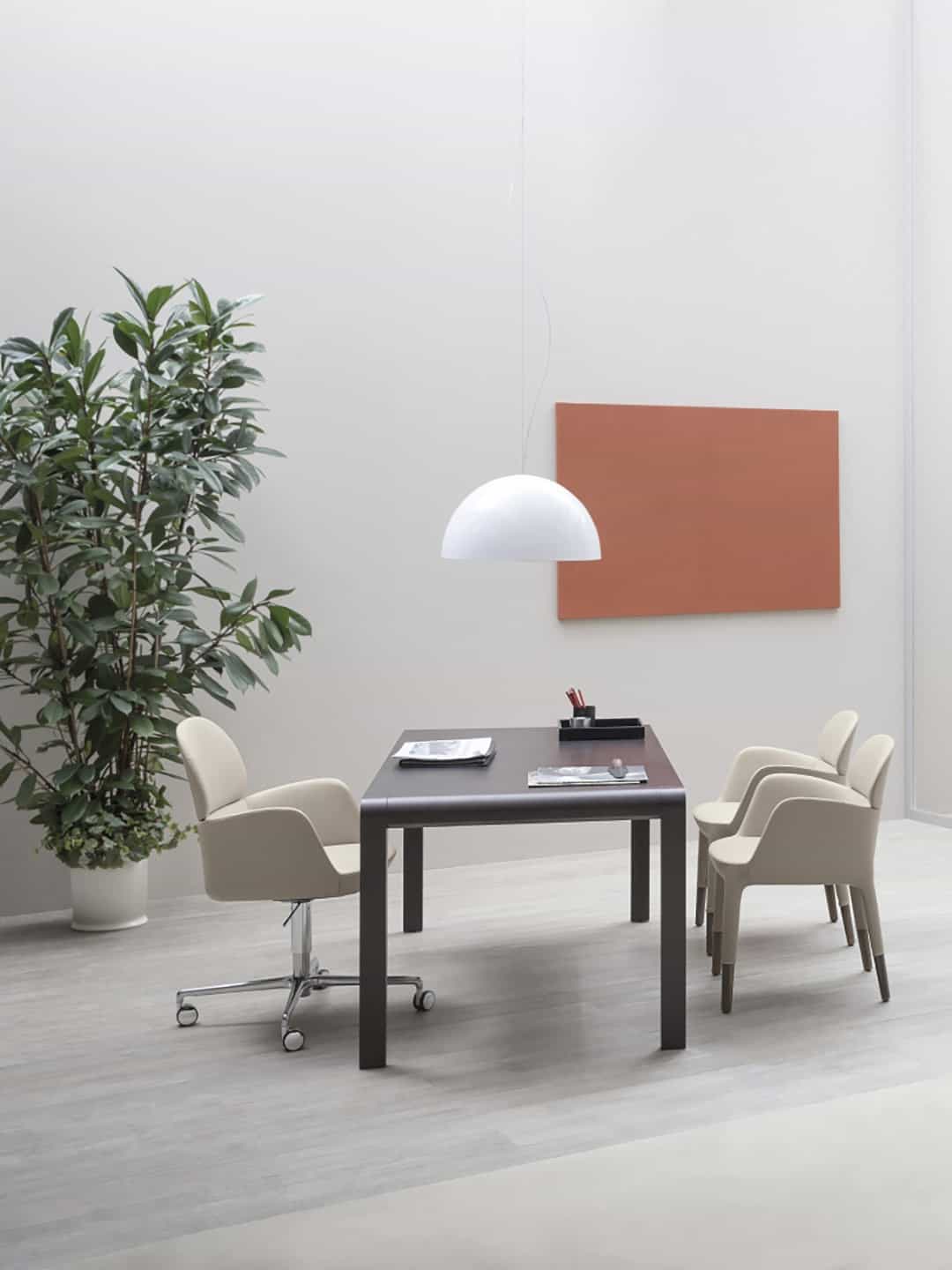 Красивое офисное кресло Pedrali Ester 696 в интерьере помещения