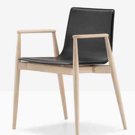 Деревянное кресло Malmo 397 с обивкой из черной кожи