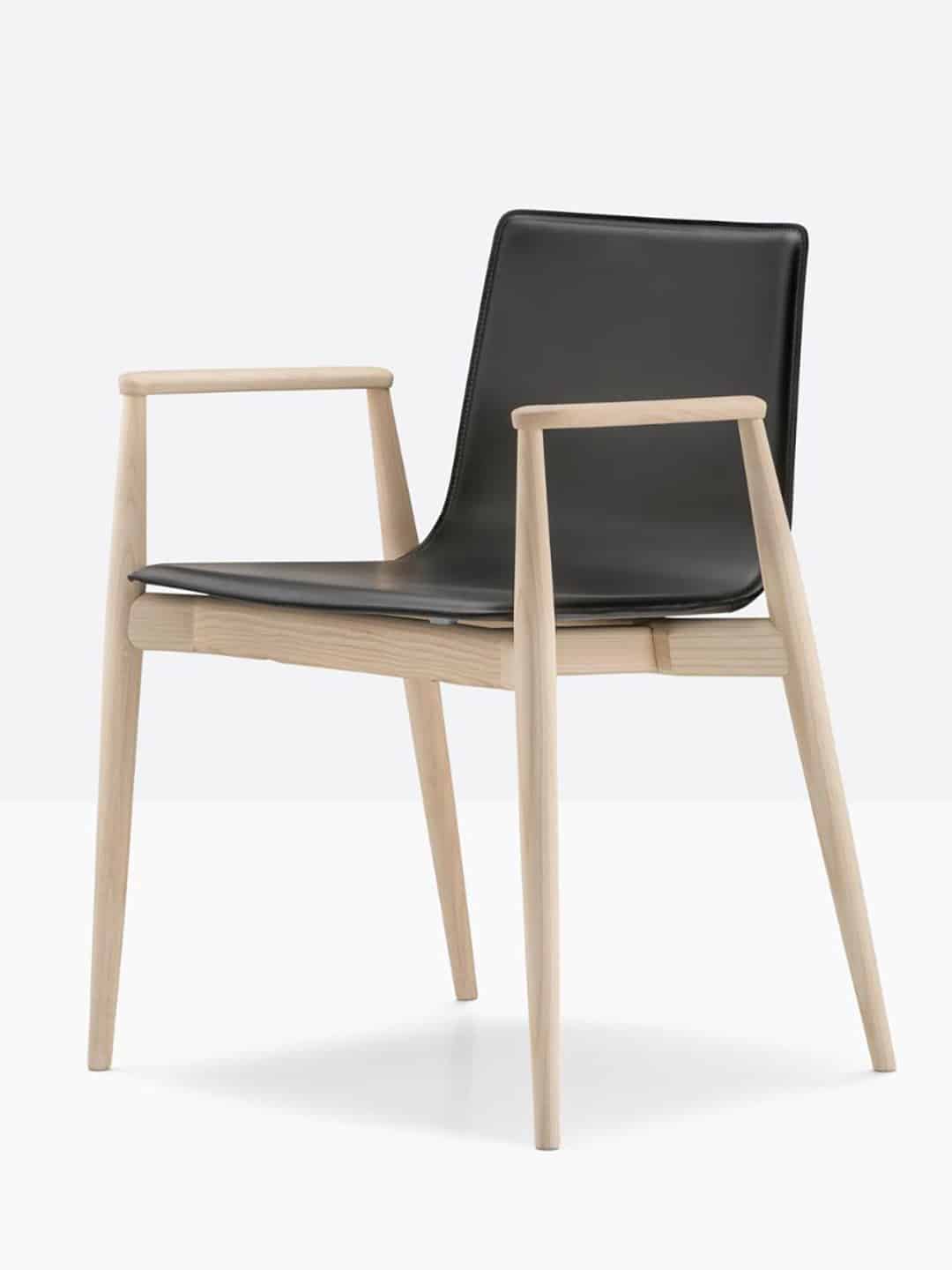 Деревянное кресло Malmo 397 с обивкой из черной кожи