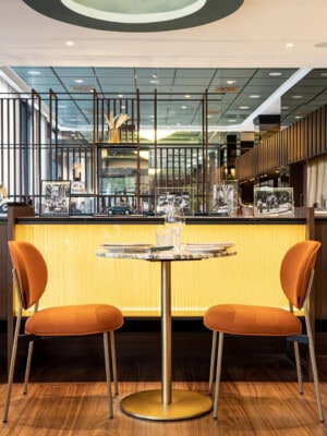 Кофейный стол Pedrali Inox 4412 в интерьере ресторана